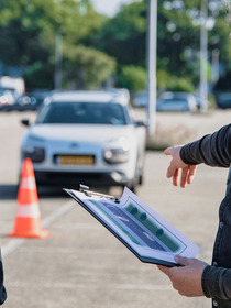 Comment les expatriés français peuvent trouver une auto-école aux Pays-Bas (pour eux-mêmes ou pour leurs enfants)