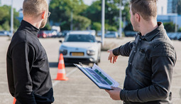 Comment les expatriés français peuvent trouver une auto-école aux Pays-Bas (pour eux-mêmes ou pour leurs enfants)